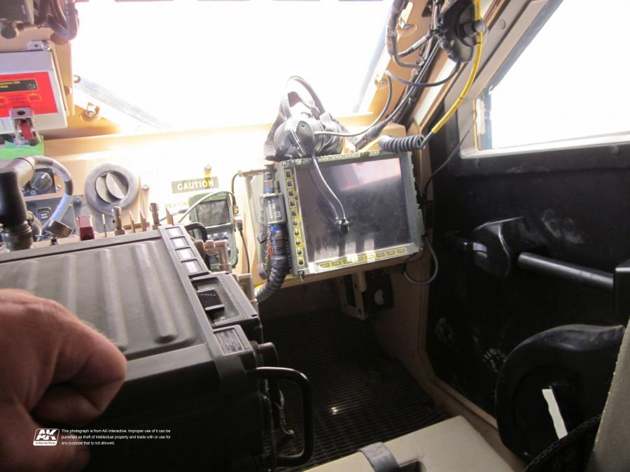 Детали интерьера Oshkosh M-ATV 2009 года  (фото 364 из 676)